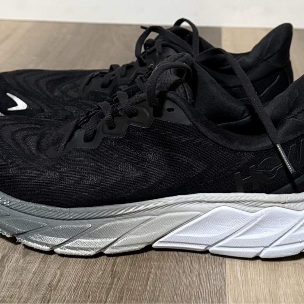 Hoka One One Women's Arahi 6, Black Running Shoes, Size 8.5